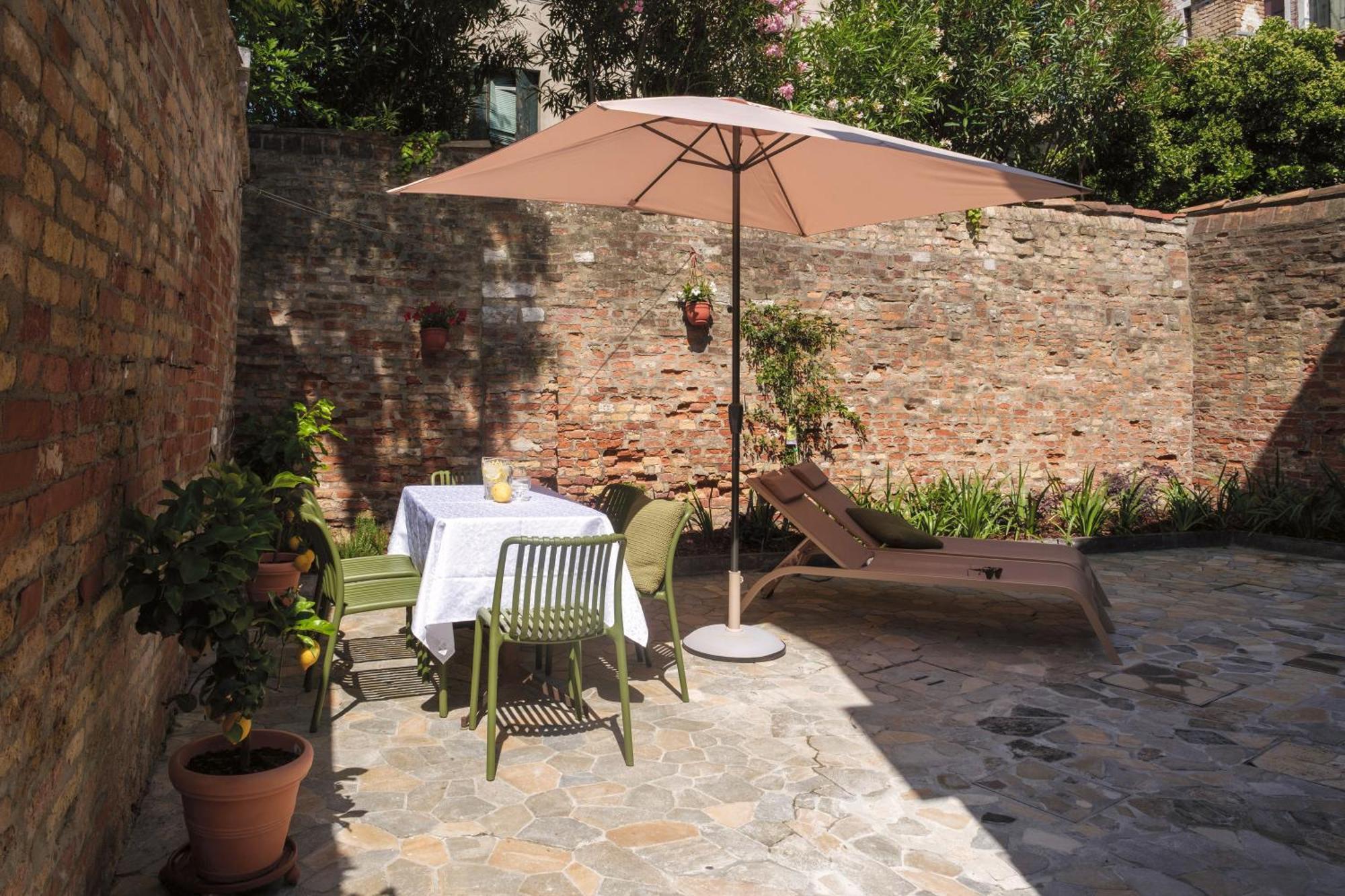 Gasthuis Giselda Courtyard Retreat